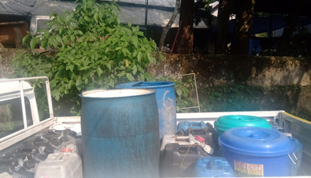വീടിന് പിന്നിലെ ഷെഡ്ഡിൽ രഹസ്യമായി നിർമ്മിച്ചുവന്നിരുന്നത് വ്യാജകള്ള്; എക്സൈസ് റെയ്ഡിൽ പിടിച്ചെടുത്തത് ആയിരം ലിറ്റർ; കാരന്തൂരിൽ എസ് എൻ ഡി പി യോഗം സംസ്ഥാന അസി സെക്രട്ടറി വി.പി.അശോകൻ പിടിയിൽ