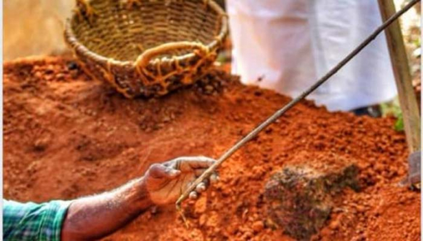 മലപ്പുറത്ത് ജീവിച്ചിരിക്കുന്ന മാതാവിന് കുഴിമാടം ഒരുക്കിയത് മകൻ; കേസെടുക്കാൻ പൊലീസിന് വനിതാ കമ്മിഷന്റെ നിർദ്ദേശം; സ്വത്ത് തർക്കത്തെ തുടർന്ന് 70കാരിക്ക് കുഴിമാടം ഒരുക്കിയത് ബിഎസ്എൻഎൽ ജീവനക്കാരനായ സിദ്ദീഖ്; കമ്മിഷൻ ഇടപെടൽ ഒത്തുതീർപ്പിന് വഴങ്ങാതായതോടെ