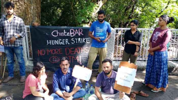 ഫാത്തിമാ ലത്തീഫിന്റെ ആത്മഹത്യയിൽ ആഭ്യന്തര അന്വേഷണം നടത്തും; എല്ലാ വകുപ്പുകളിലും പരാതി പരിഹാര സെല്ലും; ഡീനിന്റെ ഉറപ്പിൽ മദ്രാസ് ഐഐടിയിലെ നിരാഹാര സമരത്തിന് അവസാനം; ഫാത്തിമയുടെ മരണത്തിൽ ചർച്ചയും ഉറപ്പ് നൽകി പ്രശ്ന പരിഹാരം