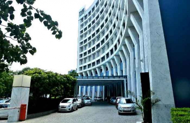 ഹോട്ടലുകളുടെ പാർക്കിങ് ഏരിയയിൽ വാഹനം നിർത്തിയിടുന്നത് വണ്ടിയുടമയുടെ മാത്രം റിസ്കിൽ അല്ല; പാർക്കിങ് സ്ഥലത്ത് വയ്ക്കുന്ന വാഹനത്തിന്റെ ഉത്തരവാദിത്തം ആ സ്ഥലം അനുവദിച്ച സ്ഥാപനത്തിനുമുണ്ട്; ഡൽഹി താജ് മഹൽ ഹോട്ടിലിൽ നിന്നും മോഷ്ടിക്കപ്പട്ട കാറിന് 2.8 ലക്ഷം രൂപ നഷ്ടപരിഹാരം അനുവദിച്ചു സുപ്രംകോടതി ഉത്തരവ്