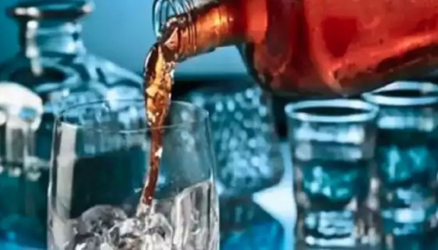 അർദ്ധരാത്രിയിൽ ഡോക്ടർക്ക് വിസ്കിയോട് തോന്നിയത് അടങ്ങാത്ത അഭിനിവേശം; ഓൺലൈനിൽ ഓർഡർ ചെയ്തതോടെ പണം നഷ്ടമായത് മിച്ചം; ഒരു കുപ്പി മദ്യത്തിനായി ഓർഡർ ചെയ്ത ഡോക്ടറെ പറ്റിച്ച് തട്ടിയെടുത്തത് 26,652 രൂപ