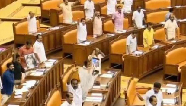 ഇന്നും സഭ കലുഷിതം; നടുത്തളത്തിൽ ഇറങ്ങി പ്രതിപക്ഷ എംഎൽഎമാർ പ്രതിഷേധം മുഴക്കി; സ്പീക്കറിന്റെ ഡയസിൽ കയറിപ്പിടിച്ച നാല് എംഎൽഎമാർക്ക് ശാസന;ഷാഫി പറമ്പിലിന് നേരെയുണ്ടായ പൊലീസ് അക്രമത്തിൽ പ്രതിഷേധിച്ച് സഭയിൽ പ്രതിപക്ഷ ബഹളം; പ്രതിപക്ഷം ബഹളമുയർത്തിയത് ശ്രീരാമകൃഷ്ണൻ സ്പീക്കറിന്റെ ഡയസിൽ കയറിയ മുൻ ചിത്രം ഉയർത്തിക്കാട്ടി