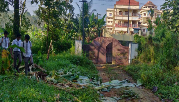 സ്കൂൾ വളപ്പിൽ കുട്ടികൾ പരിപാലിക്കുന്ന വാഴകൃഷിത്തോട്ടത്തിൽ രാത്രി മുതൽ കാട്ടാനക്കൂട്ടത്തിന്റെ വിളയാടൽ; പന്തം കത്തിച്ചും പാട്ടകൊട്ടിയും കൂക്കിവിളിച്ചും കാട്ടാനക്കൂട്ടത്തെ തുരത്തിയത് പുലർച്ചയോടെ; കുട്ടമ്പുഴയിൽ ഭീതി ഒഴിയാതെ നാട്ടുകാർ