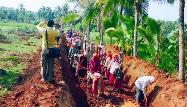 കൈക്കോട്ടിൽ മാത്രം ഒതുങ്ങുന്നതല്ല തൊഴിലുറപ്പ് പദ്ധതി;  തൊഴിലുറപ്പ് പദ്ധതിയിൽ അടിമുടി മാറ്റം കൊണ്ടുവരാനൊരുങ്ങി സംസ്ഥാന സർക്കാർ; ഇനി അവിദഗ്ധ തൊഴിലാളികൾക്ക് പുറമെ വിദഗ്ധ തൊഴിലാളികൾക്കും തൊഴിലുറപ്പിൽ അവസരം; സർക്കാർ സ്‌കൂളുകളിലെ കെട്ടിട നിർമ്മാണവും ഇനി തൊഴിലുറപ്പ് തൊഴിലിൽ