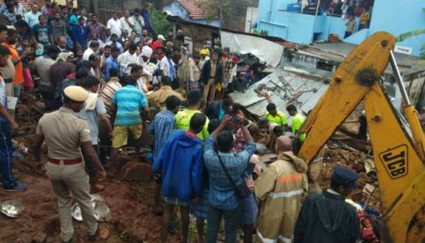 കനത്ത മഴയിൽ മേട്ടുപ്പാളയത്ത് മതിലിടിഞ്ഞുവീണ് സ്ത്രീകളും കുട്ടികളും ഉൾപ്പെടെ 17 മരണം; കനത്ത മഴയിൽ മതിൽ വീടുകൾക്ക് മേൽ ഇടിഞ്ഞുവീണത് അപകട കാരണം;കൂടുതൽ പേർ കെട്ടിടാവശിഷ്ടങ്ങൾക്കിടിയിൽ കുടുങ്ങിക്കിടക്കുന്നതായി സംശയം, തിരച്ചിൽ ഊർജിതമാക്കി