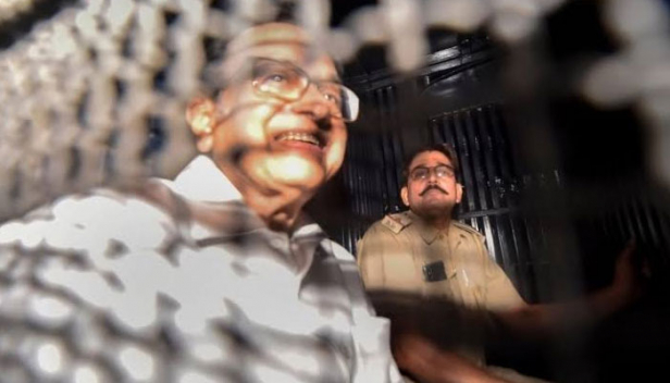 305 കോടിയുടെ ഐ.എൻ.എക്സ് മീഡിയ അഴിമതിയിൽ പി ചിദംബരത്തിന് സുപ്രീംകോടതി ജാമ്യം; ജാമ്യം കർശന ഉപാധികളോടെ; രണ്ട് ലക്ഷം ജാമ്യത്തുകയായി കെട്ടിവെയ്ക്കണം; വിദേശത്തേക്ക് പോകരുതെന്നും സാക്ഷികളെ സ്വാധീനിക്കരുതെന്നും കോടതി; 106 ദിവസത്തെ ജയിൽ വാസത്തിന് ശേഷം തീഹാർ ജയിലിൽ നിന്ന് ചിദംബരം പുറത്തേക്ക്