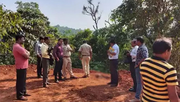 'ചികിത്സാ ചെലവുകൾ വഹിക്കാൻ കഴിയുന്നില്ല; കിടപ്പിലായ ഭാര്യയെ ജീവനോടെ കുഴിച്ചു മൂടി'; ഭർത്താവ് അറസ്റ്റിൽ