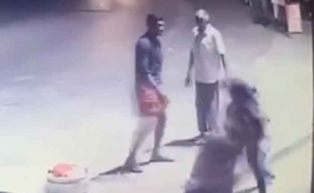രാത്രി വൈകിയും മീൻകച്ചവടം നടത്തുന്നത് എന്തിനെന്ന് ചോദിച്ചു തുടങ്ങി; ഒന്നും രണ്ടും പറഞ്ഞ് ആക്രോശിച്ചു അടിച്ചു വീഴ്ത്തി; കോട്ടയത്ത് അമ്മയ്ക്കും മകൾക്കും നേരെ നടുറോഡിൽ ആക്രമണം നടത്തിയ യുവാവ് അറസ്റ്റിൽ; മദ്യലഹരിയിൽ അതിക്രമം നടത്തിയ രഞ്ജിത്തിനെ കുടുക്കിയത് സി സി ടിവി ദൃശ്യങ്ങൾ
