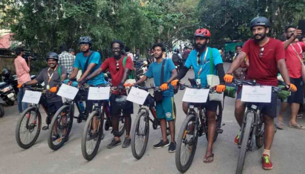 ചലച്ചിത്ര മാമാങ്കത്തിന് കാസർകോടുനിന്നും തിരുവനന്തപുരത്തേക്ക് സെെക്കിൾ സവാരി; ടാ​ഗോർ തിയറ്ററിലെ ശ്രദ്ധാകേന്ദ്രമായി ഒരു കൂട്ടം ചെറുപ്പക്കാർ