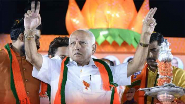 കർണ്ണാടകയിൽ ചിരിക്കുന്നത് യദ്യൂരിയപ്പ തന്നെ; ഉപതെരഞ്ഞെടുപ്പിൽ 15ൽ 12 ഇടത്തും മുന്നിലുള്ളത് താമര ചിഹ്നത്തിൽ മത്സരിച്ച വിമതർ; ബിജെപി ഒറ്റയ്ക്ക് കേവല ഭൂരിപക്ഷം നേടുമെന്ന സൂചനയുമായി ഫലങ്ങൾ; കോൺഗ്രസ് രണ്ട് സീറ്റിൽ നേടിയപ്പോൾ ജെ.ഡി.എസിന് കനത്ത തീരിച്ചടി; എട്ട് പേരെ ജയിപ്പിച്ചെടുക്കാൻ ഇറങ്ങിയ ബിജെപിക്ക് ഉപതെരഞ്ഞെടുപ്പ് നൽകുന്നത് വമ്പൻ നേട്ടം; ദക്ഷിണേന്ത്യയിൽ ബിജെപി ഭരണം തുടരും