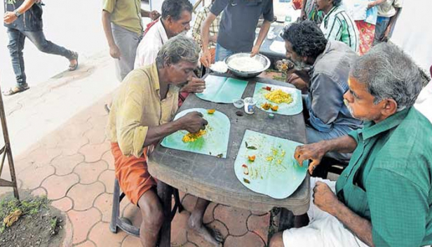 അശരണരുടെ വിശപകറ്റാൻ ഭക്ഷണ പാക്കറ്റുകളുമായി ഹോട്ടലുടമകൾ; വിതരണം ചെയ്യുന്നത് ബിരിയാണി, നെയ്ച്ചോർ, കുഴിമന്തി തുടങ്ങി ഹോട്ടലുകളിലുള്ള അതേ ഭക്ഷണം