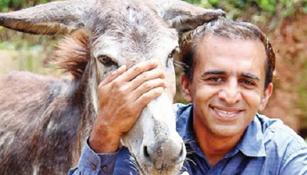 കഴുതപ്പാലിൽ നിന്ന് കോസ്മറ്റിക്സ് പ്രൊഡക്ടുകൾ; ഗുഡ്നൈറ്റ് മോഹനില് നിന്ന് പ്രചോദനം; ബാംഗ്ലൂരിലെ ഐടി കമ്പനിയിൽ നിന്നും രാജിവെച്ച് കഴുതഫാം തുടങ്ങി; ഡോൽഫിൻ പ്രൊഡറ്റിനെ തേടിയെത്തുന്നത് വിദേശരാജ്യങ്ങളിൽ നിന്നും; ആമസോൺ വഴിയും നേരിട്ടും വിൽപ്പന സജീവം; ഐടി ബിരുദധാരിയായ എബിയുടെ വിജയസംരംഭത്തിന്റെ കഥ