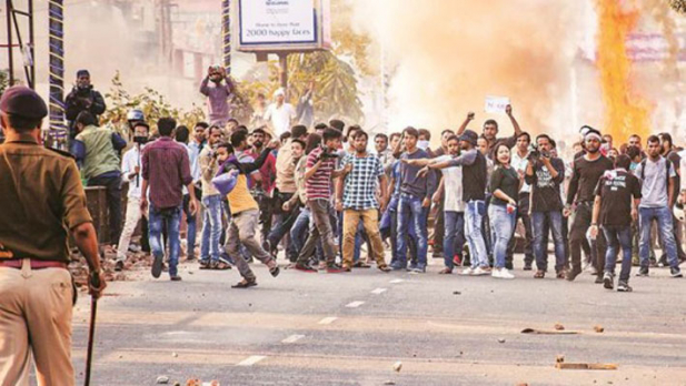 അസമിലെ ദിൽബ്രുഗയിൽ ആർഎസ്എസ് ജില്ലാ ഓഫീസിന് പ്രതിഷേധക്കാർ രാത്രി തീയിട്ടു; തേസ്പുർ, സദിയ എന്നിവിടങ്ങളിൽ ആർഎസ്എസ് ഓഫീസുകൾ അടിച്ചുതകർത്തു; പലയിടത്തും പൊലീസ് വാഹനത്തിനുനേരെയും അക്രമം; രണ്ട് ദിവസംകൂടി ഇന്റർനെറ്റ് ബന്ധം വിച്ഛേദിക്കാൻ തീരുമാനം; സ്‌കൂളുകൾക്ക് പത്തുദിവസം അവധി; കൂടുതൽ അർധ സൈനിക വിഭാഗത്തെ നിയോഗിച്ചിട്ടും പ്രതിഷേധം  അടങ്ങുന്നില്ല; പൗരത്വ ഭേദഗതി ബില്ലിന്റെ പേരിൽ അസമിൽ വ്യാപക അക്രമം