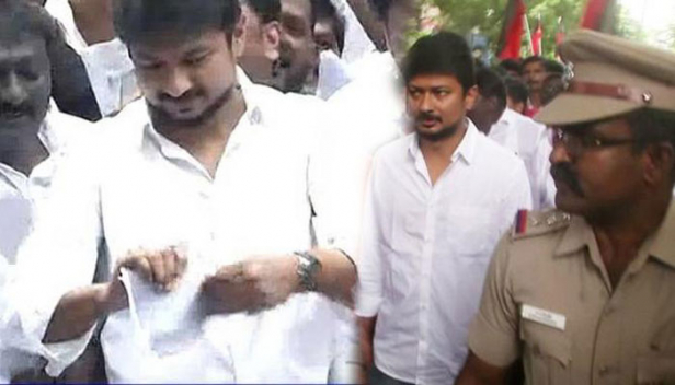 പൗരത്വ ഭേദഗതി നിയമത്തിന്റെ കോപ്പി കീറിയെറിഞ്ഞ് യുവനേതാവ് ഉദയനിധി സ്റ്റാലിൻ; ഡിഎംകെ അധ്യക്ഷൻ എംകെ സ്റ്റാലിന്റെ മകൻ അസ്റ്റുവരിച്ചത് ചെന്നൈ സെയ്താപേട്ടിൽ; സേലത്ത് പ്രതിഷേധം നടത്തിയ നൂറോളം പേരെയും പൊലീസ് അറസ്റ്റ് ചെയ്തു; ഇത് ന്യൂനപക്ഷങ്ങൾക്കും ശ്രീലങ്കൻ തമിഴർക്കും എതിരായ നിയമമെന്ന് ഡിഎംകെ; പൗരത്വ ഭേദഗതി നിയമത്തിന്റെ പേരിൽ രാജ്യവ്യാപകമായി ഉയരുന്ന പ്രതിഷേധം തമിഴ്നാട്ടിലേക്കും