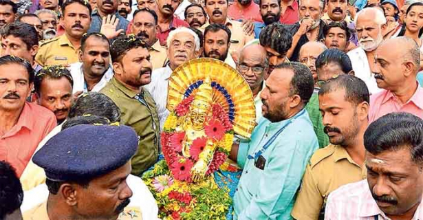 അയ്യപ്പ വിഗ്രഹത്തിൽ ചാർത്താനുള്ള തങ്ക അങ്കിയും വഹിച്ചുകൊണ്ടുള്ള രഥഘോഷയാത്ര വ്യാഴാഴ്ച വൈകിട്ട് സന്നിധാനത്ത്; അയ്യപ്പഭക്തരുടെ ശരണംവിളികൾകൊണ്ട് മുഖരിതമായ അന്തരീക്ഷത്തിൽ ആറന്മുളയിൽ പാർഥസാരഥി ക്ഷേത്രത്തിൽ നിന്നും പുറപ്പെട്ട രഥയാത്രയ്ക്ക് അമ്പതോളം ക്ഷേത്രങ്ങളിൽ സ്വീകരണം ഒരുക്കി; മണ്ഡലപൂജ വെള്ളിയാഴ്ച നടക്കും