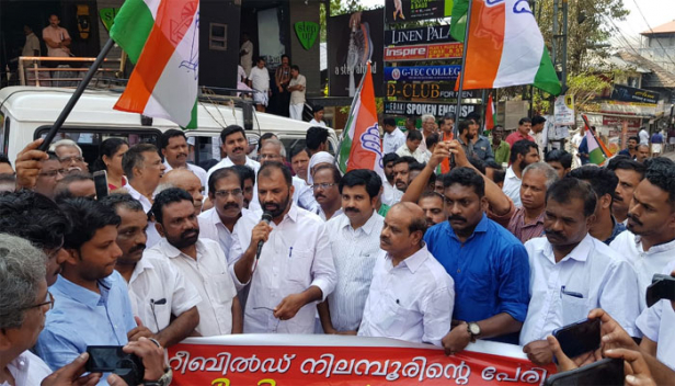 പ്രളയത്തിന്റെ പേരിൽ തട്ടിപ്പു നടത്തുന്ന പി.വി അൻവർ എംഎൽഎ രാജിവെക്കണം; അൻവറിന്റെ രാജിയാവശ്യപ്പെട്ട് പ്രതിഷേധവുമായി കോൺഗ്രസ്; അൻവറിന്റെ തട്ടിപ്പുകൾക്കെതിരായ ജനകീയ പ്രക്ഷോഭത്തിന്റെ തുടക്കമായി എംഎൽഎ ഓഫീസ് മാർച്ച്