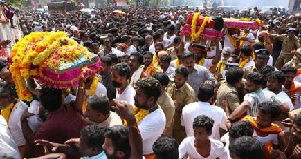 പന്തളം സ്രാമ്പിക്കൽ കൊട്ടാരത്തിലെ സുരക്ഷിത മുറിയിൽ സൂക്ഷിച്ചിരിക്കുന്ന തിരുവാഭരണങ്ങൾ ഗുരുസ്വാമി കുളത്തിനാൽ ഗംഗാധരൻ പിള്ളയുടെ നേതൃത്വത്തിലുള്ള 25 അംഗങ്ങൾ ശിരസിലേറ്റി കാൽനടയായി എത്തിക്കും; തിരുവാഭരണ ഘോഷയാത്ര തുടങ്ങുക 13ന്; ശബരിമലയിൽ മകരവിളക്ക് പതിനഞ്ചിനും