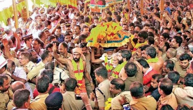 പന്തളം സ്രാമ്പിക്കൽ കൊട്ടാരത്തിൽ സൂക്ഷിച്ചിരിക്കുന്ന തിരുവാഭരണങ്ങൾ കണ്ട് തൊഴാൻ ഭക്തജനസാഗരം: മകരവിളക്കിനൊരുങ്ങി സന്നിധാനം; ശബരിമല തിരുവാഭരണഘോഷയാത്ര ഇന്ന്