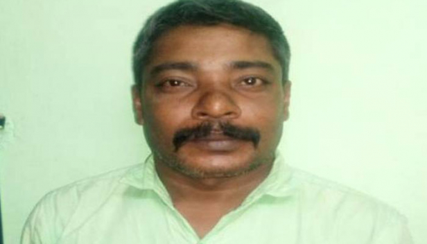 ആയുധമായി ഇരുമ്പ് പൈപ്പ് കൊണ്ടു നടക്കുന്നതുകൊണ്ട് പൈപ്പ് രൂപേഷ് എന്ന വിളിപ്പേര്: കൊലപാതകമടക്കം നിരവധി കേസുകളിൽ പ്രതി; കായലിൽ ചാടി രക്ഷപ്പെടാൻ ശ്രമിച്ചെങ്കിലും പൊലീസ് പിടികൂടിയത് സാഹസികമായി; ഒരു ലോഡ് സംസ്കരിച്ച മാംസം ലോറി സഹിതം കൊള്ളയടിച്ച സംഭവത്തിൽ പൈപ്പ് രൂപേഷ് അറസ്റ്റിൽ