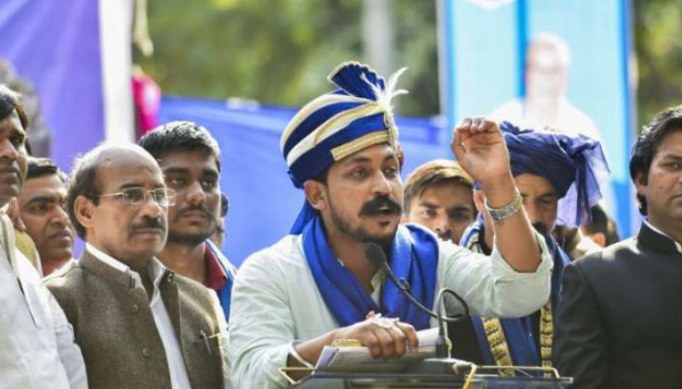 ജമാ മസ്ജിദ് പാക്കിസ്ഥാനിലാണോ എന്ന് ഡൽഹി പൊലീസിനോട് കോടതി; ഭരണഘടന വായിച്ചിട്ടുണ്ടോ എന്ന് പബ്ലിക് പ്രോസിക്യൂട്ടറോടും ചോദ്യം; ഡൽഹി ജമാ മസ്ജിദിൽ പ്രതിഷേധിച്ചതിന് ഭീം ആർമി നേതാവ് ചന്ദ്രശേഖർ ആസാദിനെ അറസ്റ്റ് ചെയ്തതിൽ കട്ടക്കലിപ്പിൽ തീസ് ഹസാരി കോടതി
