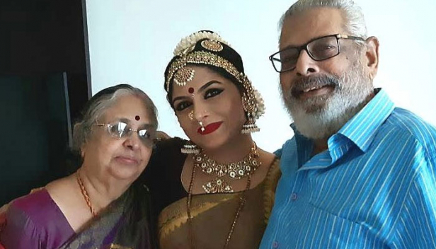 കടന്നുപോയ എല്ലാ ദുഃഖങ്ങളിലും എന്റെ കണ്ണ് നിറയാതിരിക്കാൻ എല്ലാ ദുഃഖങ്ങളും ഉള്ളിലൊതുക്കി; എന്റെ സന്തോഷത്തിനായി ചിരിച്ചു ജീവിക്കുന്നവരാണ് അച്ഛനും അമ്മയും; മാതാപിതാക്കൾക്ക് വിവാഹ വാർഷികാശംസകൾ നേർന്ന് ആശാ ശരത്തിന്റെ ഫേസ്ബുക്ക് കുറിപ്പ്