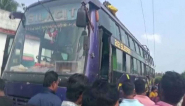 ഒഡിഷയിൽ ബസിന് തീപിടിച്ച് മരിച്ചത് ആറുപേർ; ബസ് വൈദ്യുത കമ്പിയിൽ തട്ടിയുണ്ടായ അപകടത്തിൽ പരിക്കേറ്റ 40 യാത്രക്കാരിൽ പലരുടെയും നില ഗുരുതരം