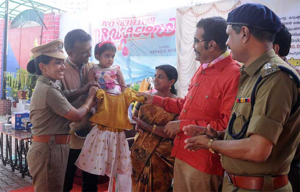 കുഞ്ഞുടുപ്പിൽ 'ചന്ദനലേപ സുഗന്ധം' പൂശി ഡിജിപി ഋഷിരാജ് സിങ്; ജില്ലാ ജയിലിലെ ക്ഷേമ പദ്ധതികളുടെ ഉദ്ഘാടന ചടങ്ങിൽ പാട്ടുപാടി കയ്യടി വാങ്ങി ഡിജിപി; ഒപ്പം വനിതാ ജയിലിലെ തടവുകാർ നിർമ്മിച്ച കുഞ്ഞുടുപ്പുകളുടെ വില്പനയും മറ്റ് പദ്ധതികളുടേയും ഉദ്ഘാടനം നടത്തി; തടവുകാരുടെ അവകാശങ്ങൾ സംരക്ഷിക്കുന്നതിൽ കേരളത്തിലെ ജയിലുകൾ ഒന്നാം സ്ഥാനത്തെന്നും ഋഷിരാജ് സിങ്