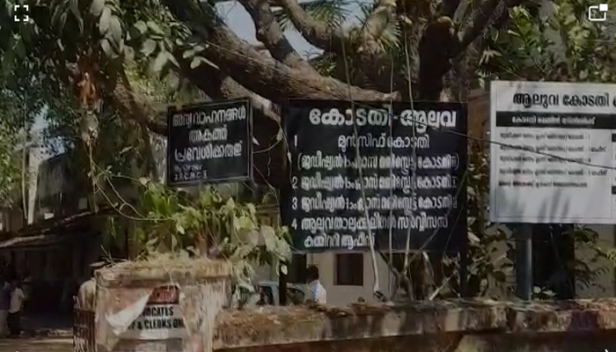 മജിസ്ട്രേറ്റിന്റെ മുറി വൃത്തിയാക്കാൻ എത്തിയപ്പോൾ ജീവനക്കാർ പാമ്പിനെ കണ്ടു; കോടതി നടപടികൾ തടസ്സപ്പെട്ടത് ഒന്നര മണിക്കൂറോളം; വനംവകുപ്പ് ഉദ്യോഗസ്ഥർ എത്തിയെങ്കിലും പാമ്പിനെ കണ്ടെത്താനാവാതെ മടക്കം