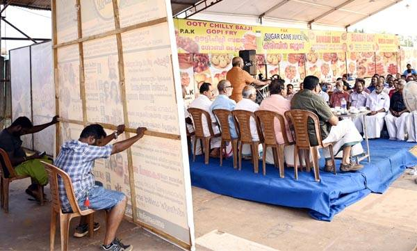 അഗ്രി ഫെസ്റ്റ് ഉദ്ഘാടനവേദിയിൽ പരിപാടി സംബന്ധിച്ച വിവരങ്ങളടങ്ങിയ കൂറ്റൻ ബോർഡ് താങ്ങിപ്പിടിച്ചതു രണ്ടു ചെറുപ്പക്കാർ; കേരള കർഷകസംഘം സംസ്ഥാന സമ്മേളനത്തിന്റെ ഭാഗമായി ആശ്രാമം മൈതാനിയിൽ മന്ത്രി സുനിൽകുമാർ പ്രസംഗിക്കുമ്പോൾ പിന്നിൽ സംഭവിച്ചത് അത്യപൂർവ്വ ക്രൂരത; ചിത്രം വൈറലാകുമ്പോൾ