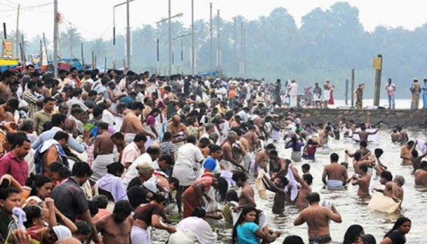 മഹാശിവരാത്രി നാളിൽ പിതൃക്കൾക്ക് ബലിയർപ്പിക്കാൻ ആലുവയിലേക്ക് ഒഴുകിയെത്തിയത് ലക്ഷങ്ങൾ; പൂർവികരുടെ മോക്ഷപ്രാപ്തിക്കായി വ്രതാനുഷ്ഠാനങ്ങളോടെ ബലിയിടാനെത്തിയത് സ്ത്രീകളും കുട്ടികളും വയോധികരും അടക്കമുള്ളവർ