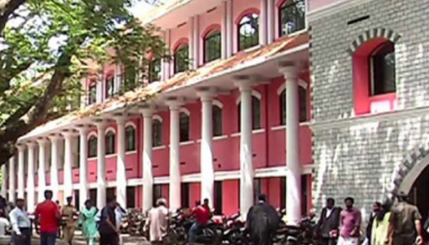 കുറ്റപത്രത്തിൽ വെള്ളം ചേർത്ത് പ്രതിക്ക് വലിയതുറ പൊലീസിന്റെ സഹായം; പാസ്പോർട്ട് തിരുത്തിയ കേസിൽ ജയിൽ ശിക്ഷ ഒഴിവായി; പ്രതിക്ക് കോടതി പിരിയും വരെ തടവും പിഴയും മാത്രം