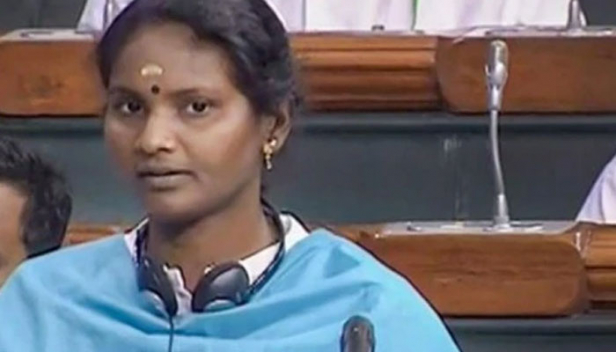 ഡൽഹി കലാപം ചർച്ച ചെയ്യണമെന്ന ആവശ്യം ഉയർത്തിയതോടെ ശാരീരീകമായി കയ്യേറ്റം ചെയ്തത് ബിജെപി എംപി; ലോക്സഭയിൽ പൊട്ടിക്കരഞ്ഞ് രമ്യ ഹരിദാസ്; താൻ പട്ടികജാതിക്കാരിയും സ്ത്രീയുമായതിനാലാണോ ആക്രമിക്കപ്പെടുന്നതെന്നും ആലത്തൂർ എംപി; ജസ്കാർ മീണ എംപിക്കെതിരെ പരാതി നൽകിയത് ലോക്സഭാ സ്പീക്കർക്കും