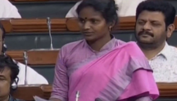 കണ്ണീർ വാർത്ത് കളയാനുള്ളതല്ല ലോക്സഭയിലെ സമയം എന്ന തിരിച്ചറിവിൽ രമ്യ ഹരിദാസ്; ചീറിയടുത്ത ബിജെപി എംപിമാർക്ക് മുന്നിൽ പതറാതെ നിന്നത് പറയാനുള്ളത് പറയാൻ തന്നെ; ഭരണപക്ഷത്തിന്റെ കായിക ബലത്തിന് മുന്നിൽ നിശബ്ദമാകില്ലെന്ന നിലപാടിൽ ആലത്തൂർ എംപി; ഡൽഹി കലാപം അടിയന്തിരമായി ചർച്ച ചെയ്യണമെന്ന ആവശ്യം കോൺഗ്രസ് ഉയർത്തുമ്പോഴും സഭയിൽ താരമായി കേരളത്തിന്റെ 'പെങ്ങളൂട്ടി'