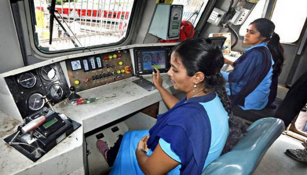 ലോക്കോ പൈലറ്റ് മുതൽ ഗാർഡുമാർവരെ: ചരിത്രനഗരമായ മൈസൂർ റെയിൽവേ സ്റ്റേഷനിൽ ടിപ്പുവിനെ നിയന്ത്രിച്ച് പതിനാറ് വനിതകൾ; കളമൊരുക്കിയത് ദക്ഷിണ-പശ്ചിമ റെയിൽവേ മൈസൂരു ഡിവിഷൻ വനിതാജീവനക്കാർമാത്രം നിയന്ത്രിക്കുന്ന ഒരു തീവണ്ടിസർവ്വീസിന്; വനിതാദിനാചരണത്തോടെ പത്ത് ദിനം നീളുന്ന പരിപാടികളുമായി റെയിൽവേ