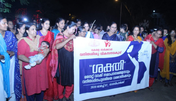 രാത്രി നടത്തത്തിൽ പങ്കാളിയായി മന്ത്രി കെ.കെ. ശൈലജ ടീച്ചറും; സംസ്ഥാനത്താകെ രാത്രി നടത്തത്തിൽ പങ്കെടുത്തത് 4500 ഓളം സ്ത്രീകൾ