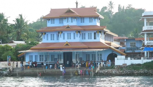 ഉത്സവകാലമായതിനാൽ വൻ ഭക്തജനത്തിരക്കിൽ മുത്തപ്പൻ ക്ഷേത്രം: സംസ്ഥാനത്തിനകത്തും പുറത്തുമായി ക്ഷേത്രത്തിലേക്ക് എത്തുന്നത് നൂറ് കണക്കിന് ഭക്തർ; കോവിഡ് 19 വ്യാപനത്തിൽ ജാഗ്രതയോടെ കേരളം; പറശ്ശിനിക്കടവ് മുത്തപ്പൻ ക്ഷേത്രത്തിൽ അന്നദാനവും ചോറൂണും നിർത്തിവെച്ചു; കുട്ടികൾക്കുള്ള ചോറൂണ്, നിർമ്മാല്യ വിതരണം, പ്രസാദ ഊട്ടും നിറുത്തിയതായി ക്ഷേത്രം അധികൃതർ