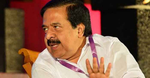 ചെറിയ രോഗ ലക്ഷണങ്ങളുള്ളവരെ പരിശോധിക്കുന്ന നടപടി നിർത്തിയത് അടിയന്തിരമായി പുനഃപരിശോധിക്കണം; സ്കൂളുകളിലെയും കോളേജുകളിലേയും സർവ്വകലാശാലകളിലേയും എല്ലാ പരീക്ഷകളും തത്ക്കാലത്തേക്ക് മാറ്റിവയ്ക്കണം; കൊറോണാ വ്യാപനം നിയന്ത്രിക്കുന്നതിന് പത്ത് നിർദ്ദേശങ്ങളുമായി രമേശ് ചെന്നിത്തല