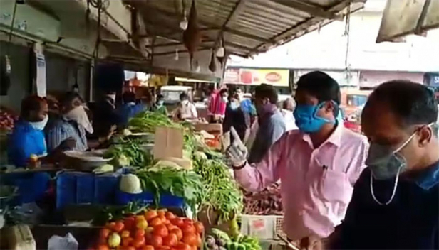 വാടക ഒഴിവാക്കിക്കൊടുത്തിട്ടും കൊള്ളലാഭമെടുത്ത് പച്ചക്കറി വിൽപന; ഒരു കിലോ വെണ്ടയിൽ ലാഭമെടുത്തത് 20രൂപ; ഇനിയാർവർത്തിച്ചാൽ പൂട്ടിക്കുമെന്ന് കോട്ടയ്ക്കൽ നഗരസഭയുടെ മുന്നറിയിപ്പ്; കടകളിൽ വിലവിവരപ്പട്ടിക പ്രദർശിപ്പിക്കണമെന്ന് ആവശ്യം ശക്തം