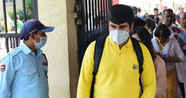 റെയിൽ പാളങ്ങളിലൂടെ ഏപ്രിൽ 14 വരെ യാത്രാ തീവണ്ടികൾ ഓടില്ല; ചരക്ക് തീവണ്ടികൾക്ക് ഇളവും; അവശ്യ വസ്തു ക്ഷാമമില്ലെന്ന് ജനങ്ങളെ ബോധ്യപ്പെടുത്താൻ കാമ്പൈയിനും; വില കൂട്ടാനും പൂഴ്ത്തി വയ്പ്പിനും ശ്രമിക്കുന്നവർക്കെതിരെ കേന്ദ്രം നേരിട്ട് നടപടി എടുക്കും; വിദേശത്ത് നിന്ന് മാർച്ച് 21ന് ശേഷം എത്തിയത് 64,000ത്തോളം പേർ: കോവിഡിൽ കരുതലുകൾക്ക് കേന്ദ്ര സർക്കാരും