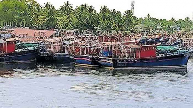സംസ്ഥാനത്തെ 3800 ട്രോൾ ബോട്ടുകൾ പിടിക്കുന്ന ചെമ്മീനിന് വിലക്ക് ഏർപ്പെടുത്തി അമേരിക്ക; ചൈന ഞണ്ട് നിരോധിച്ചു; ഹാർബറുകൾ അടച്ചതോടെ മത്സ്യമേഖല ആകെ പ്രതിസന്ധിയിൽ; പ്രളയകാലത്തെ രക്ഷകർക്ക് ഇത് വറുതിയുടെ കാലം; മത്സ്യത്തൊഴിലാളികളെ രക്ഷിക്കാൻ പ്രത്യേക പാക്കേജിന് ആവശ്യം അതിശക്തം
