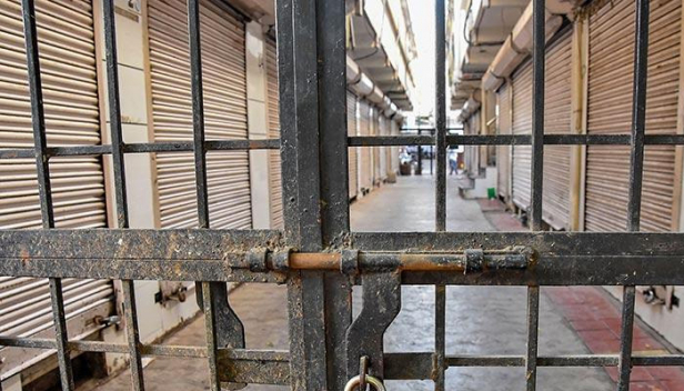 നിരോധനാജ്ഞ ലംഘിച്ച് മലപ്പുറത്ത് ഹോട്ടൽ തുറന്നു; ആളുകളെ കൂട്ടമായി ഇരുത്തി ഭക്ഷണപാനീയ വിതരണവും; ഹോട്ടലുടമകൾക്കെതിരെ കേസെടുത്ത് പൊലീസ്; മലപ്പുറത്ത് മാത്രം 74 പേർ അറസ്റ്റിൽ