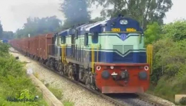 പ്രത്യേക പാഴ്സൽ തീവണ്ടികൾ ഓടിക്കുക അവശ്യവസ്തുക്കളുും മരുന്നുകളും രാജ്യത്തിന്റെ വിവിധ ഭാഗങ്ങളിലെത്തിക്കാൻ; കഴിഞ്ഞ അഞ്ച് ദിവസത്തിനിടെ രാജ്യത്തിന്റെ വിവിധ ഭാഗങ്ങളിൽ സാധനങ്ങൾ എത്തിച്ചത് 1.25 ലക്ഷം വാഗണുകളിൽ