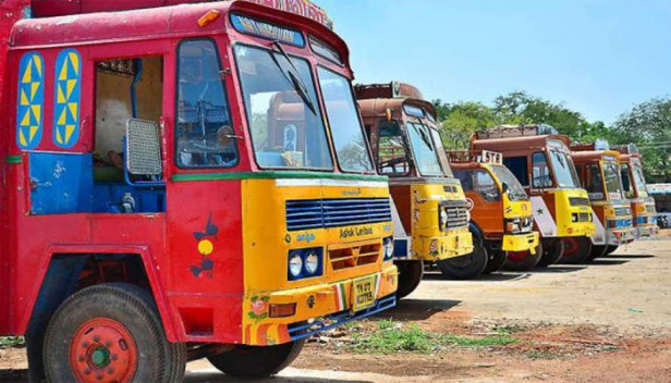 ചരക്ക് നീക്കത്തിന് ലോക് ഡൗൺ തടസ്സമല്ലെന്ന് കേന്ദ്രസർക്കാർ; ചരക്ക് വാഹനങ്ങൾക്ക് കടന്ന് പോകാൻ സൗകര്യം ഒരുക്കണമെന്നും കേന്ദ്ര ആഭ്യന്തര സെക്രട്ടറി; അവശ്യ സാധനങ്ങൾ മാത്രമല്ല കടത്തി വിടേണ്ടതെന്നും അജയ് ഭല്ലയുടെ കത്തിൽ ചീഫ് സെക്രട്ടറിമാർക്ക് നിർദ്ദേശം