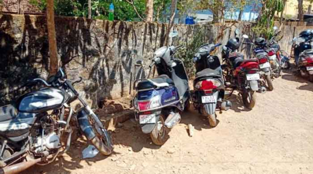 നിരോധനാജ്ഞ ലംഘിച്ച് അനാവശ്യമായി ബൈക്കിൽ കറങ്ങിയവർക്കെതിരെ ചുമത്തിയത് രണ്ട് വർഷം തടവും 10000 രൂപ പിഴയുംവരുന്ന കേസുകൾ; ജാമ്യത്തിലിറങ്ങിയെങ്കിലും പ്രതികൾ ഇനി വട്ടംകറങ്ങും; കോവിഡ് കാലത്ത് അനാവശ്യമായി പുറത്തിറങ്ങുന്നവർക്ക് പണി കൊടുത്ത് പൊലീസ്കോവിഡ് കാലത്ത് അനാവശ്യമായി പുറത്തിറങ്ങുന്നവർക്ക് പണി കൊടുത്ത് പൊലീസ്