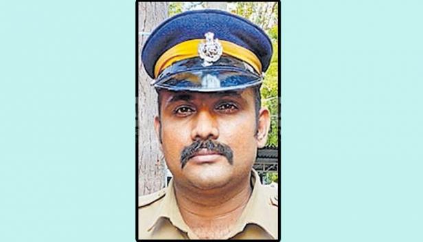 ഭാര്യയുമായുള്ള വഴക്കിനിടെ വയോധികൻ സ്വന്തം കഴുത്തുമുറിച്ചു; ആംബുലൻസ് കിട്ടാാതായതോടെ ഒറ്റയ്ക്കെത്തി രക്ഷകനായത് പൊലീസ് ഓഫിസർ