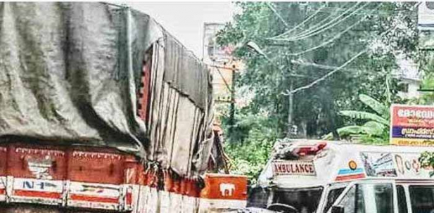 തലശേരിയിൽ ലോറിയുമായി ആംബുലൻസ് കൂട്ടിയിടിച്ചു; രോഗി മരിച്ചു, നാലുപേർക്ക് പരിക്ക്; അപകടം കാരണം അമിതവേഗത്തിലെത്തിയ ലോറിയെന്ന് വിമർശനം