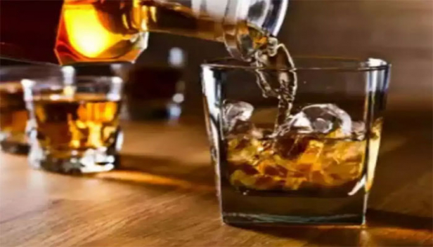 പഞ്ചായത്ത് അംഗം ഉൾപ്പെടെയുള്ളവർ മദ്യസേവ നടത്തിയത് താത്ക്കാലികമായി സജ്ജീകരിച്ച ഐസൊലേഷൻ വാർഡിലിരുന്ന്; ദൃശ്യങ്ങൾ സമൂഹമാധ്യമങ്ങളിൽ വൈറലായതോടെ മൂവർ സംഘത്തെ അറസ്റ്റ് ചെയ്ത് പൊലീസ്
