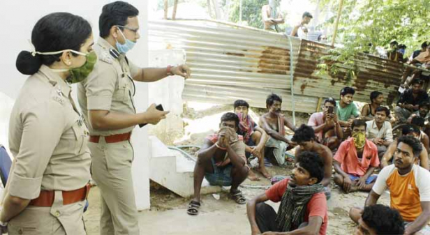 അതിഥി തൊഴിലാളികളുടെ ക്ഷേമം അന്വേഷിച്ച് വീണ്ടും ഡിഐജി കെ. സജ്ഞയ്കുമാർ ക്യാമ്പുകളിലെത്തി;ആരോഗ്യ കാര്യങ്ങളും, ഭക്ഷണം ഉൾപ്പെടെയുള്ളവയുടെ ലഭ്യതയുടെ വിവരങ്ങളും ചോദിച്ചറിഞ്ഞു; തെറ്റായ പ്രചരണങ്ങൾക്ക് പിന്നാലെ പോകരുതെന്ന് നിർദ്ദേശം നൽകി ഡിഐജി