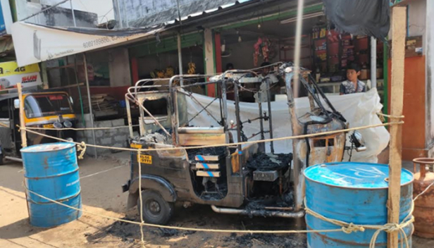 കോവിഡ് ഭീതിക്കിടയിൽ ട്രോമാകെയർ പ്രവർത്തകനെ കൊലപ്പെടുത്താൻ ശ്രമിച്ചതിന് പിന്നാലെ മറ്റൊരു ട്രോമാകെയർ പ്രവർത്തകന്റെ ഓട്ടോറിക്ഷ കത്തിച്ചു; സംഭവം മലപ്പുറം താനൂരിൽ ക്രസന്റ് ബേക്കറിക്ക് മുന്നിൽ; അടച്ചുപൂട്ടൽ ലംഘിച്ച് പുറത്തിറങ്ങുന്ന വാഹനങ്ങളെ കുറിച്ച് വിവരം നൽകിയതിന്റെ പക എന്ന് സംശയം