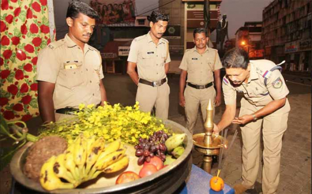 ഓട്ടുരുളിയിൽ കൊന്നപ്പൂ, വാഴപ്പഴം, ചക്ക, ചേന; ഗാന്ധിപ്രതിമ സാക്ഷിയാക്കി നിലവിളക്കും തെളിച്ചു; പത്തനംതിട്ട സെൻട്രൽ ജങ്ഷനിൽ വിഷുക്കണി ഒരുക്കി പൊലീസ്: കണികണ്ട് തൊഴുത് വഴിയാത്രക്കാരും